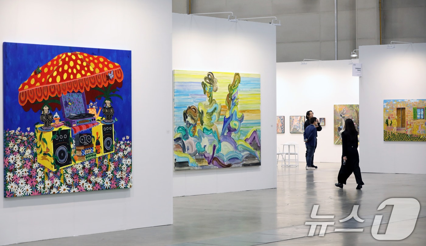 5월 8일 오후 부산 해운대구 벡스코 제1전시장에서 열린 '아트부산 2025' VIP 프리뷰를 찾은 관람객들이 전시를 둘러보고 있다. 이날 VIP 프리뷰를 시작으로 11일까지 열리는 아트부산에는 국내 유명 갤러리를 비롯해 17개국 109개 갤러리가 참여한다. 2025.5.8/뉴스1 ⓒ News1 윤일지 기자