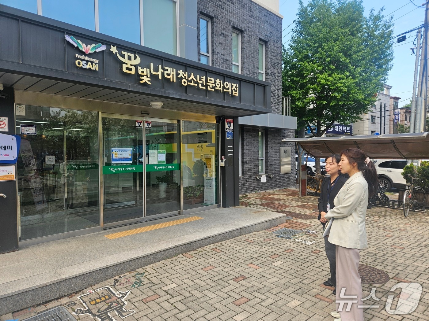 전예슬 의원이  청소년문화시설을 둘러보고 있다