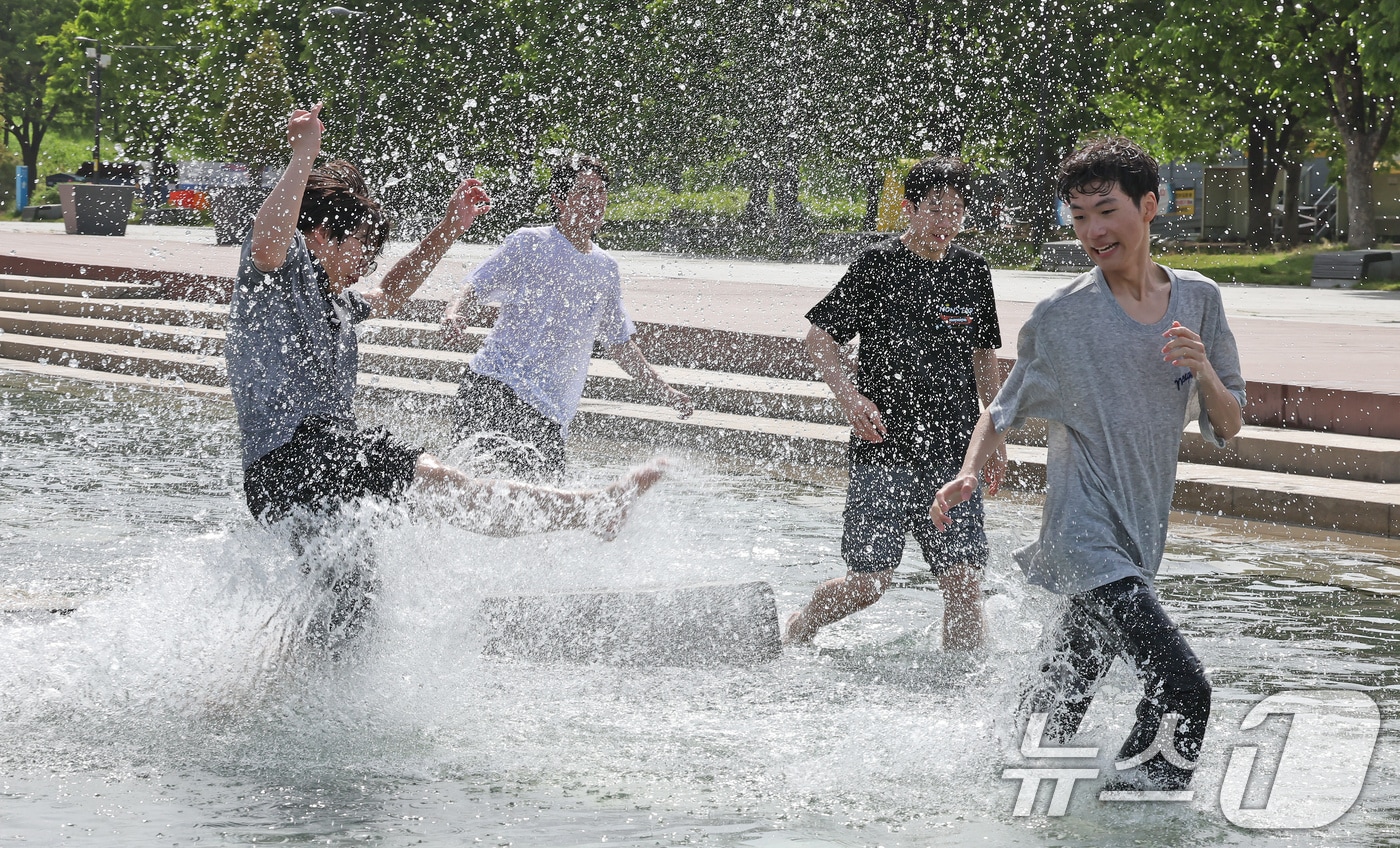 서울 여의도 한강공원을 찾은 학생들이 물놀이를 하고 있다. 2025.5.8/뉴스1 ⓒ News1 장수영 기자