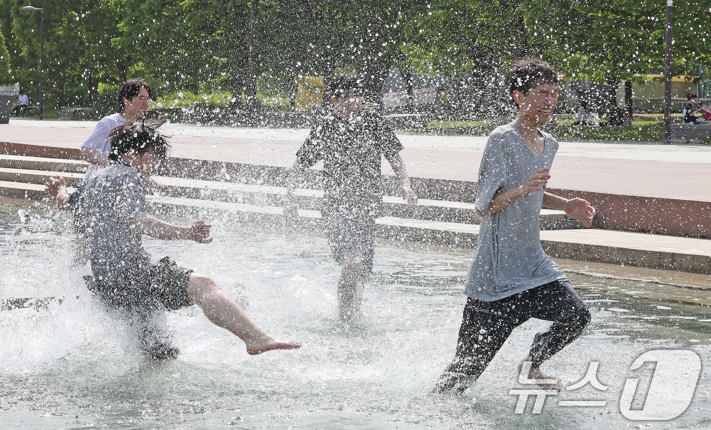최고기온이 25도까지 오르며 무더운 날씨를 보인 지난 8일 오후 서울 여의도 한강공원을 찾은 학생들이 물놀이를 하고 있다. 2025.5.8/뉴스1 ⓒ News1 장수영 기자