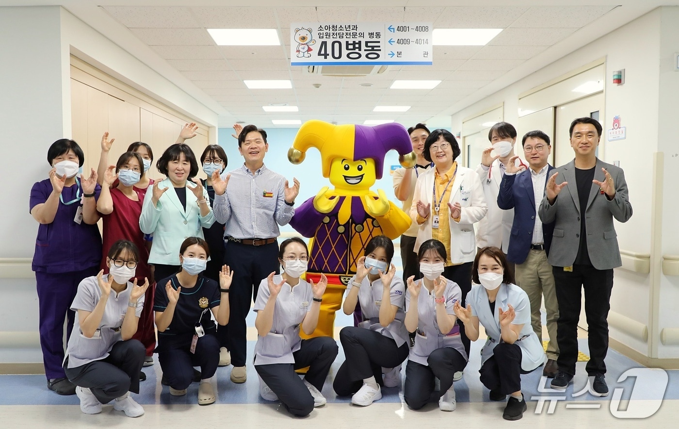 강원대학교 어린이병원, 레고랜드 코리아 리조트와 어린이날 기념 선물나눔 행사.(강원대병원 제공, 재판매 및 DB금지)