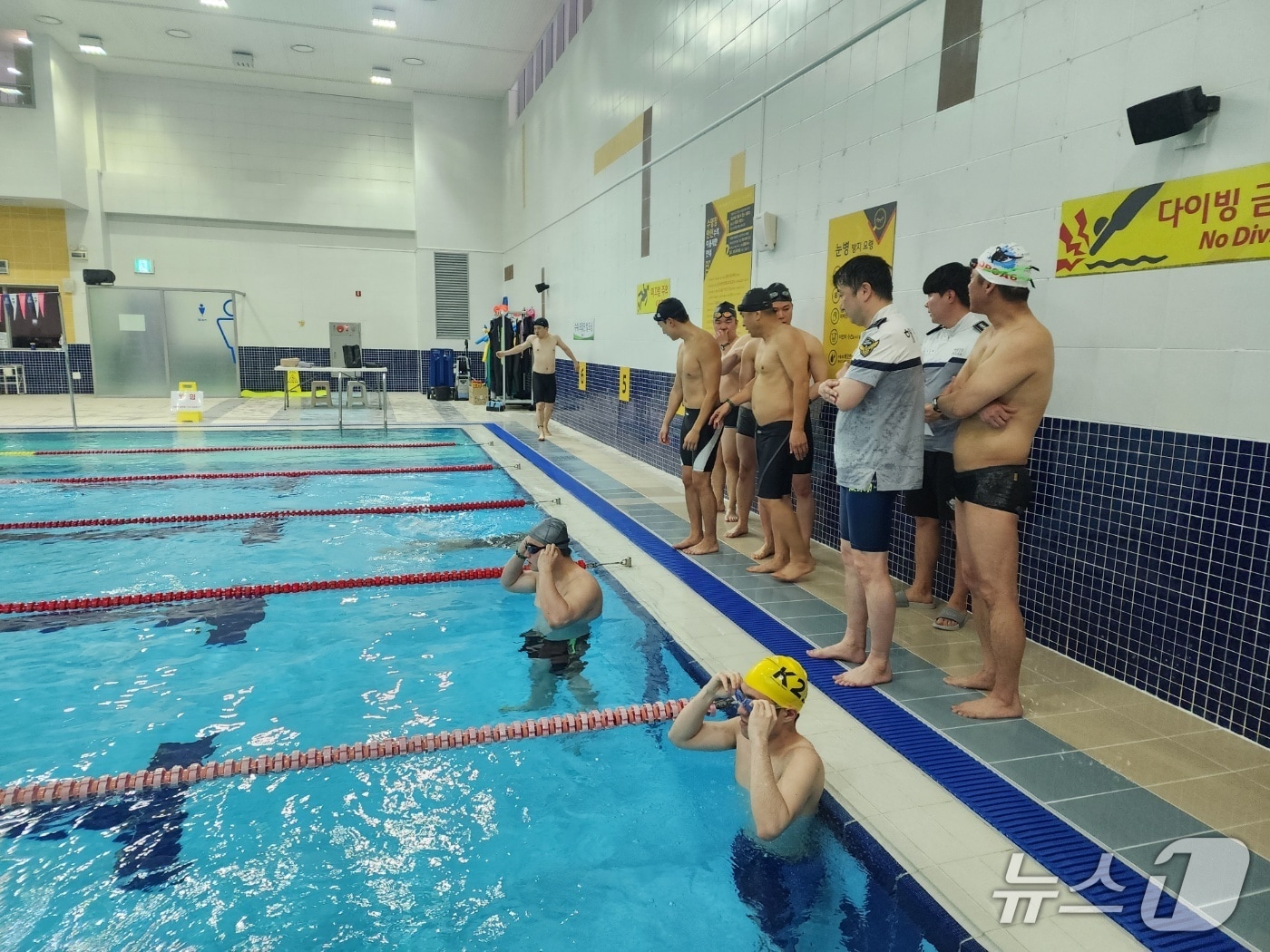  경찰관 구조역량 수영평가가 실시되고 있다.(평택해경 제공) 
