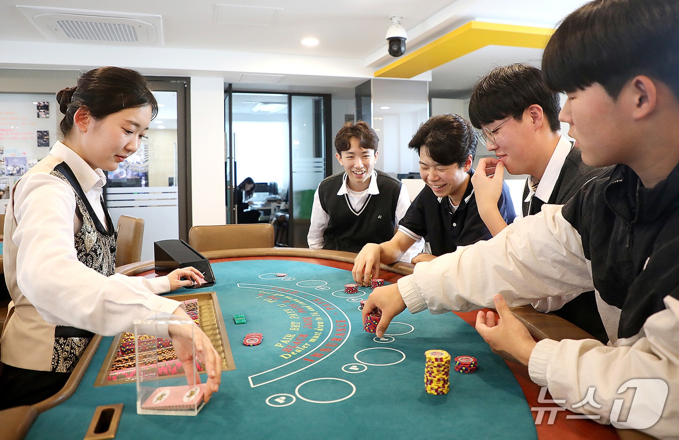 영남이공대 진로체험 프로그램에 참여한 협성고 학생들이 카지노&서베일런스 전공 관련 실습을 하고 있다. (영남이공대 제공)