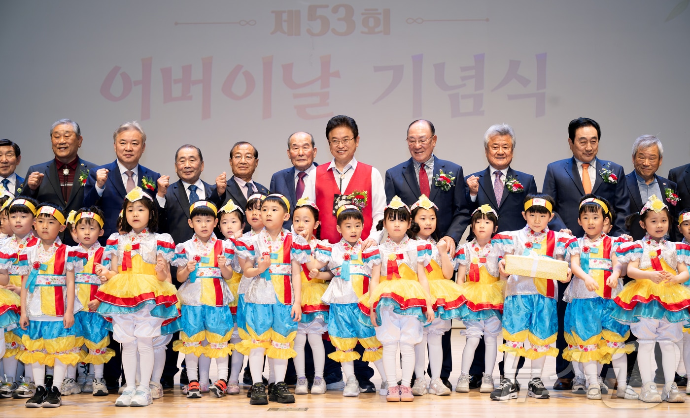 경북도는 8일 도청 동락관에서 제53회 어버이날 기념행사를 열고 경로효친의 의미를 되새겼다. ⓒ News1 김대벽기자