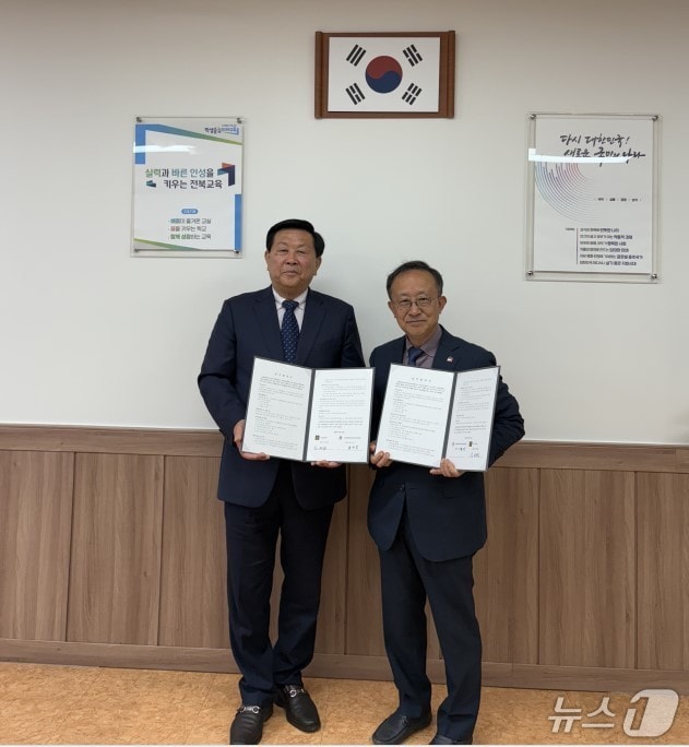 부안교육지원청(교육장 김수안)은 부안문화원(원장 김영렬)과 8일, 폐교를 활용한 문화예술 공간‘오감만족갤러리’운영 사업의 성공적 시행을 위한 업무협약을 맺었다.(부안교육지원청 제공, 재판매 및 DB금지) 