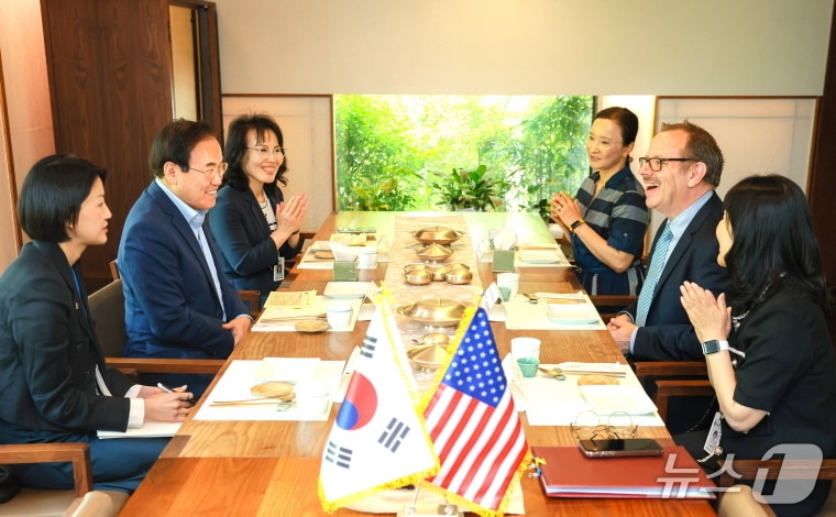 8일 전북교육청 5층 회의실에서 ‘제2기 글로벌 브릿지 캠프’ 운영을 위한 합의각서(MOA) 서명식이 진행됐다.(전북교육청 제공, 재판매 및 DB 금지)/뉴스1