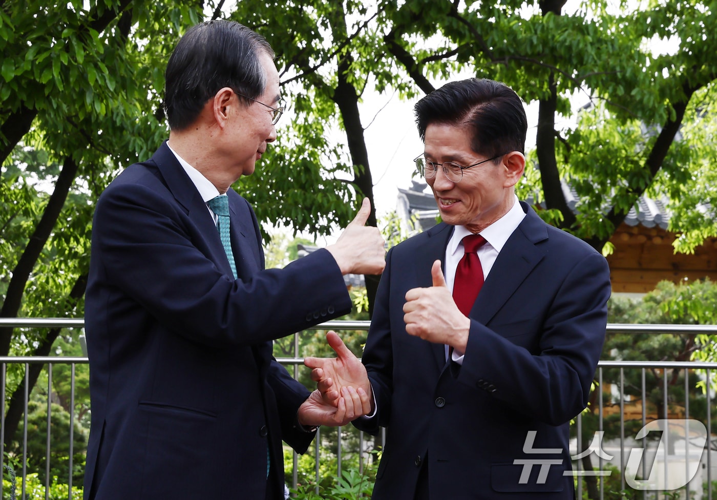 김문수 국민의힘 대통령 후보와 한덕수 무소속 대선 예비후보가 8일 서울 국회 사랑재에 위치한 커피숍에서 후보 단일화 관련 회동을 하고 있다. 2025.5.8/뉴스1 ⓒ News1 김민지 기자