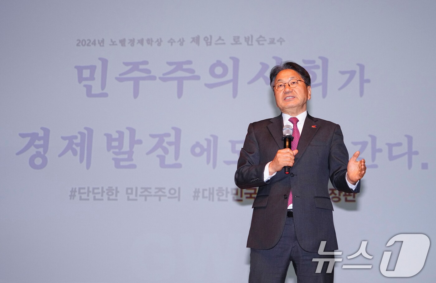 강기정 광주시장이 8일 오후 시청 대회의실에서 열린 '5월 정례조회'에 참석해 메시지를 전달하고 있다.(광주시 제공. 재판매 및 DB 금지) 2025.5.8/뉴스1 