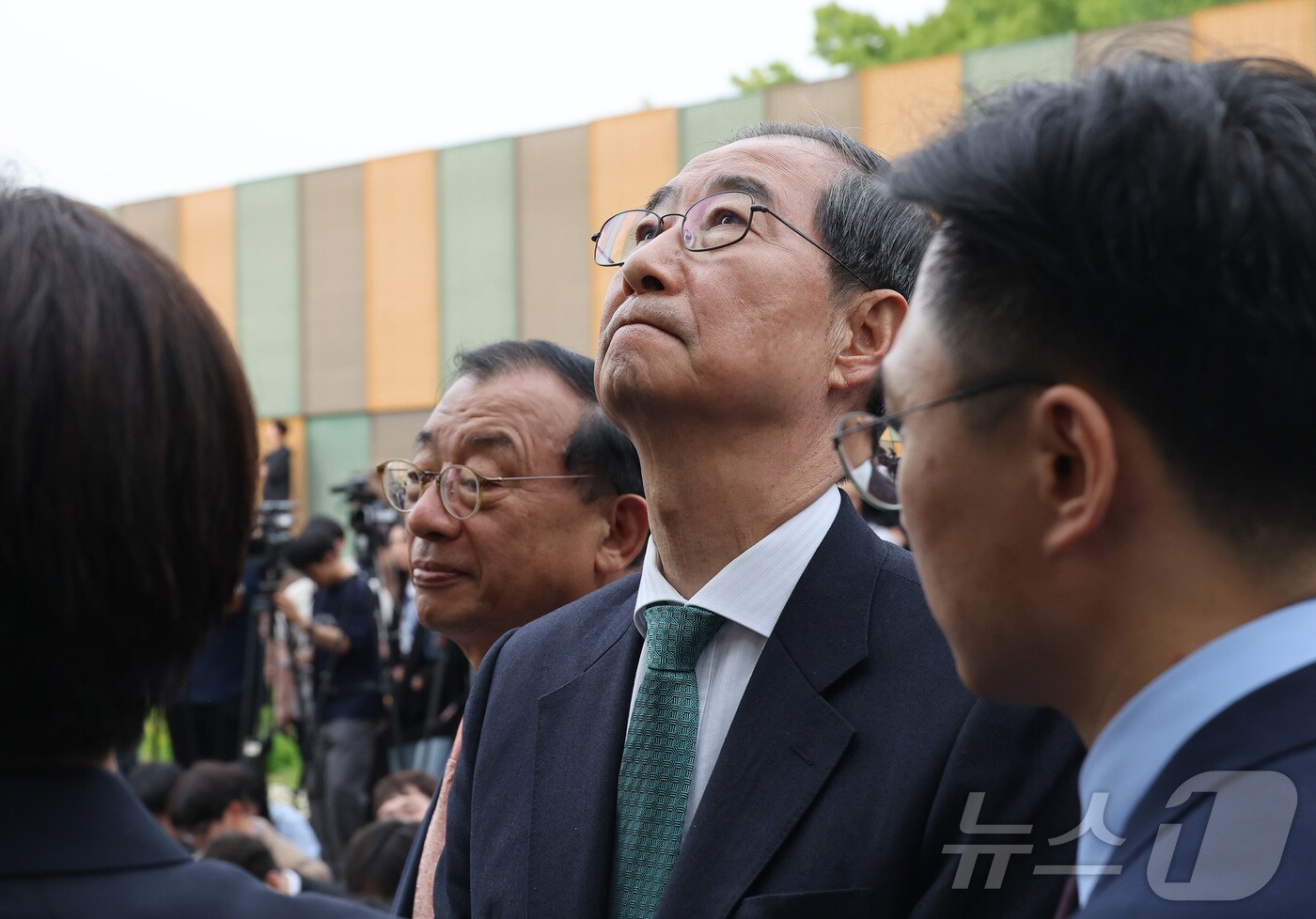 한덕수 무소속 대선 예비후보가 8일 서울 국회 사랑재에 위치한 커피숍에서 국민의힘 김문수 대선후보와 후보 단일화 관련 회동을 마친 후 생각에 잠겨 있다. (공동취재) 2025.5.8/뉴스1 ⓒ News1 김민지 기자