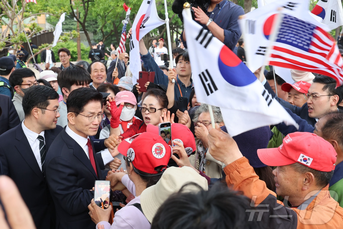 김문수 국민의힘 대통령 후보가 8일 서울 여의도 국회 내 카페에서 단일화 관련 회동을 마친 뒤 이동하고 있다. &#40;공동취재&#41; 2025.5.8/뉴스1 ⓒ News1 김민지 기자