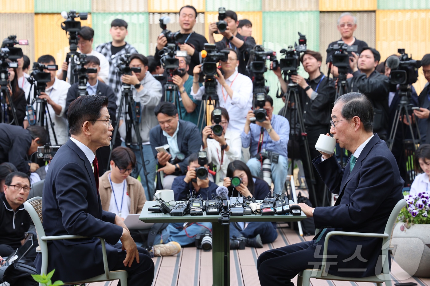 김문수 국민의힘 대통령 후보와 한덕수 무소속 대선 예비후보가 8일 서울 여의도 국회 강변서재에서 &#39;후보 단일화&#39; 회동을 하고 있다.&#40;공동취재&#41; 2025.5.8/뉴스1 ⓒ News1 김민지 기자