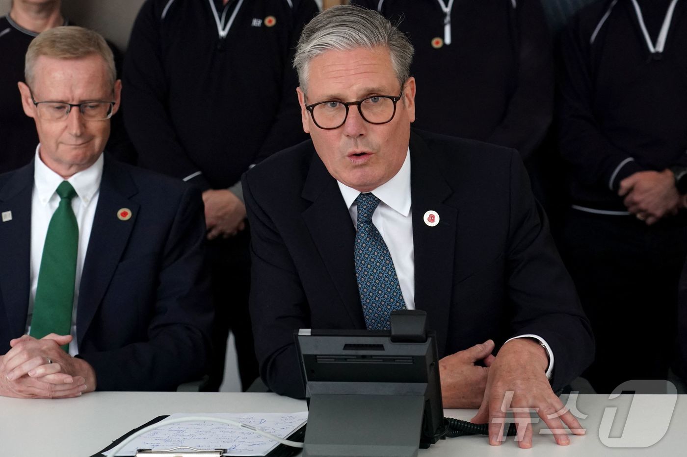 키어 스타머 영국 총리가 8일(현지시간) 영국 중부의 한 자동차 공장에서 도널드 트럼프 미국 대통령과 무역 관련 화상 논의를 하는 모습. 2025.05.08.ⓒ AFP=뉴스1