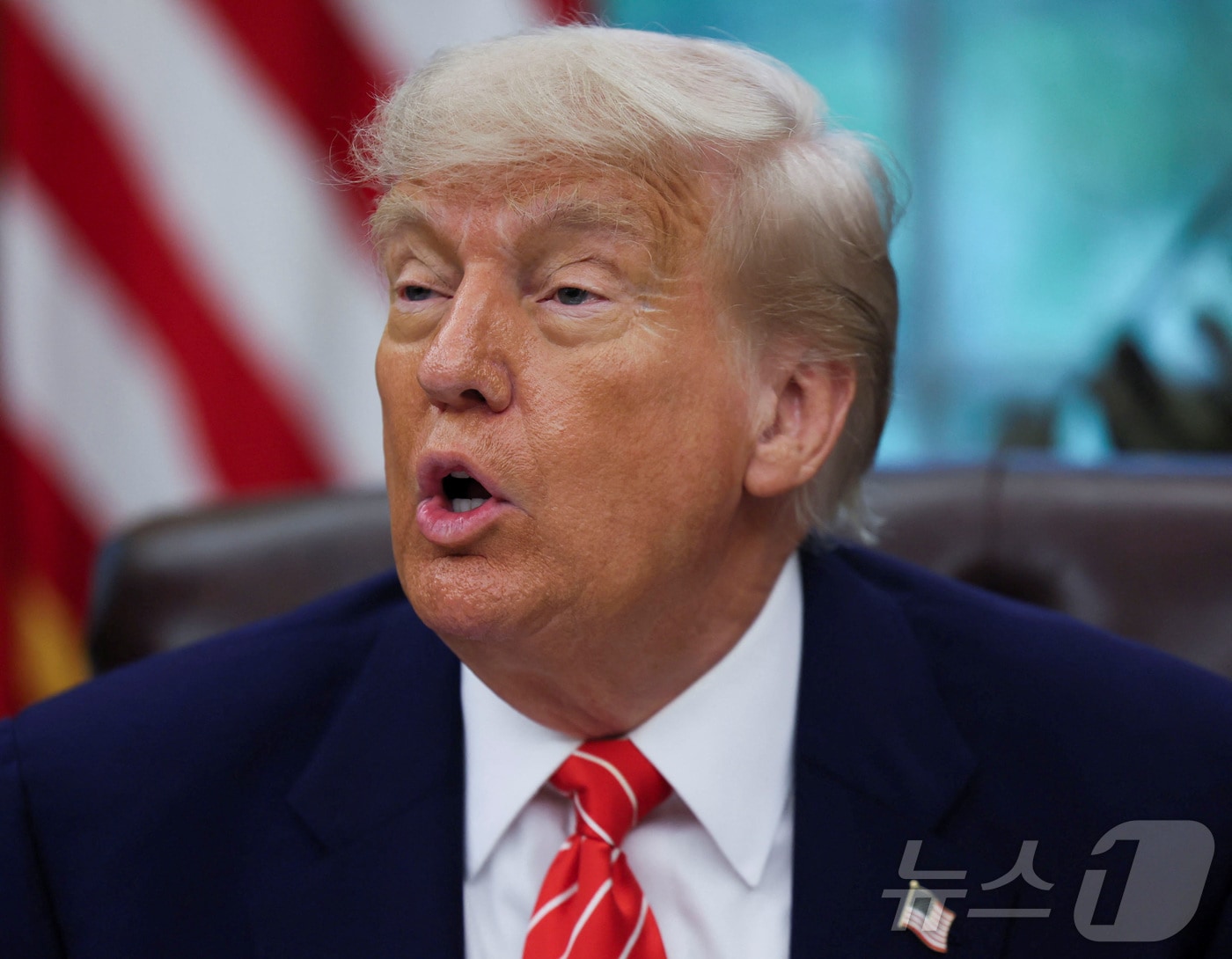 도널드 트럼프 미국 대통령이 8일(현지시간) 미국 워싱턴DC 백악관 오벌오피스(대통령 집무실)에서 영국과의 무역 협정에 대해 발표하고 있다. 2025.05.08 ⓒ 로이터=뉴스1 ⓒ News1 류정민 특파원
