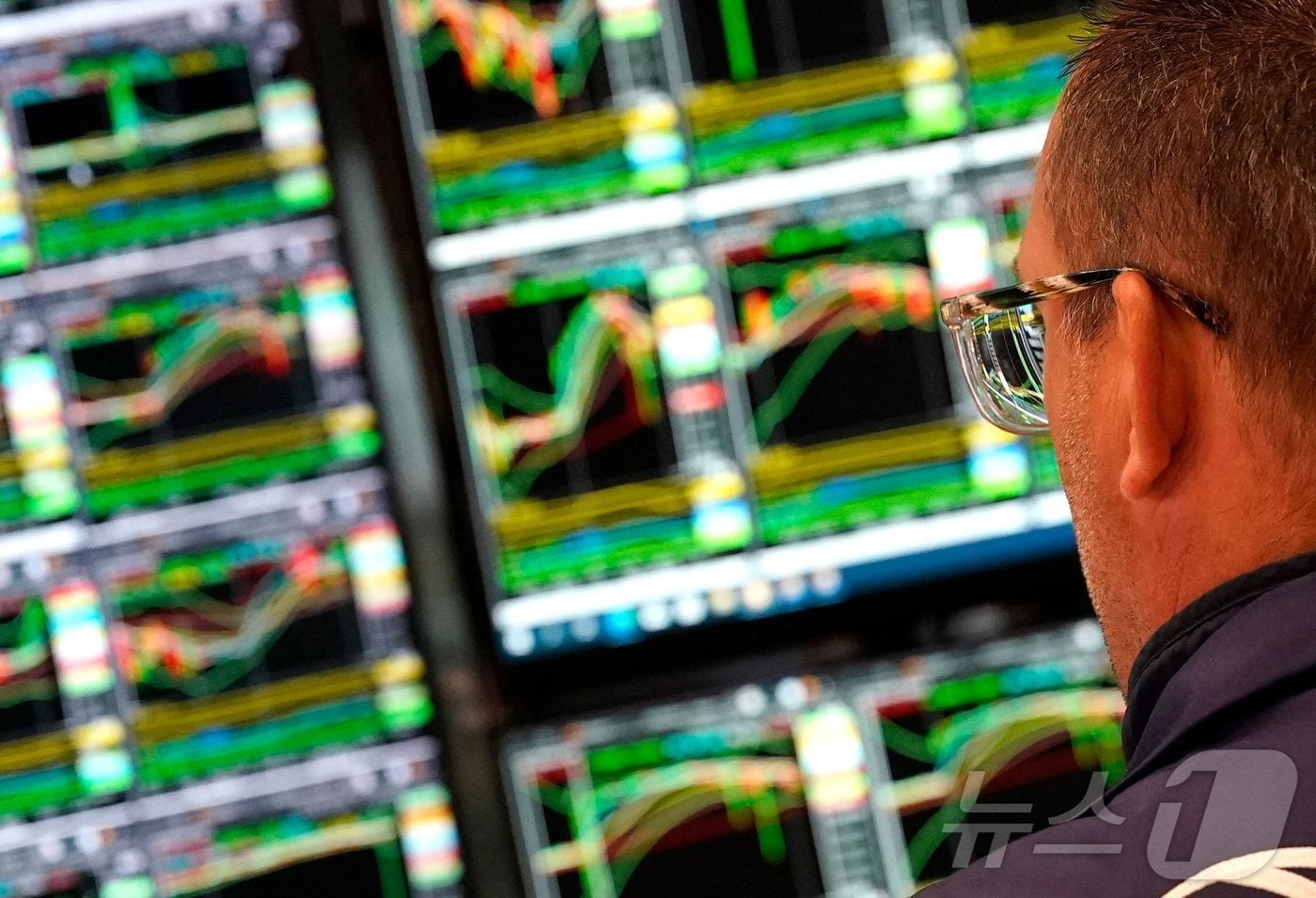 모니터를 보고 있는 NYSE의 한 트레이더. ⓒ AFP=뉴스1