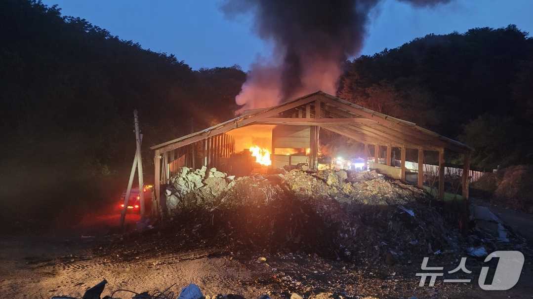 지난 8일 오후 7시 36분쯤 강원 강릉시 사천면 한 사업장 야외작업장에서 발생한 가운데, 2시간 27분 만인 오후 10시 3분쯤 진화를 비롯한 안전 조치가 완료됐다. (강원특별자치도소방본부 제공. 재판매 및 DB금지) 2025.5.9/뉴스1