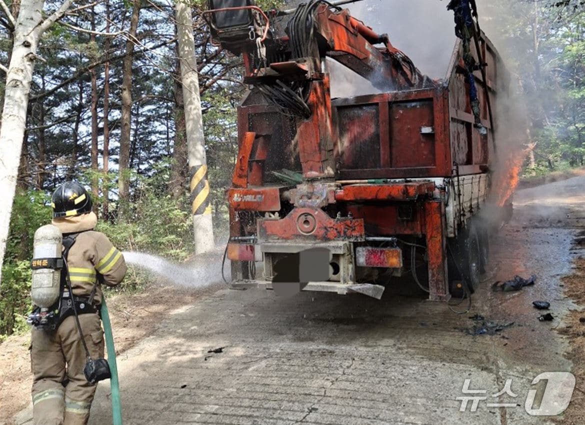 8일 오후 3시6분쯤 경북 영덕군 병곡면 영리 칠보산 임도에서 5톤 집게차에 불이 나 소방 당국이 진화하고 있다.(경북소방본부 제공. 재판매 및 DB 금지)2025.5.9/뉴스1