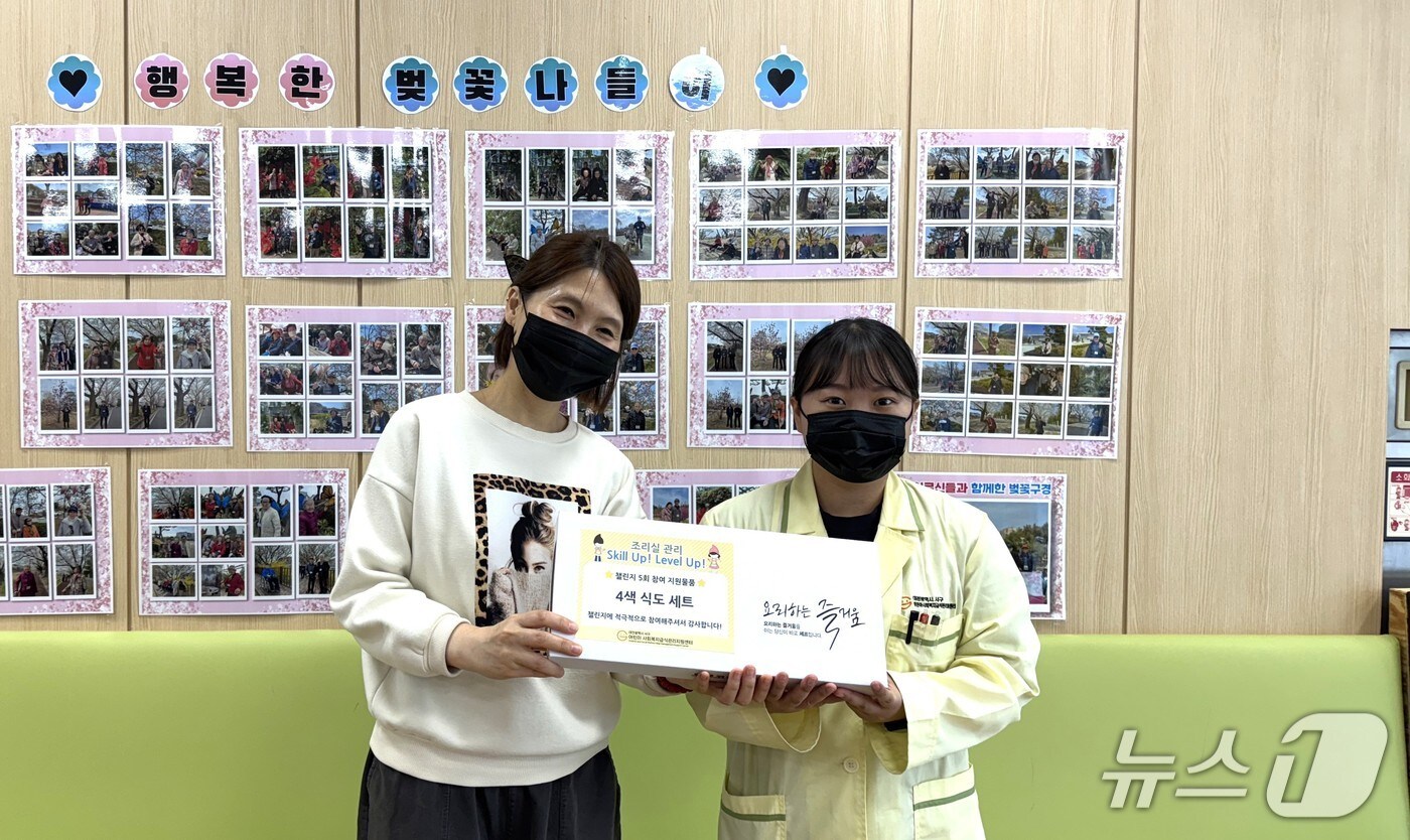 배재대가 수탁 운영 중인 대전서구어린이·사회복지급식관리지원센터가 대전 서구 관내 사회복지급식소 10개소를 대상으로 ‘조리실 관리 Skill up! Level up! 챌린지’를 실시했다. 사진은 예스케어 둔산 주간보호센터 챌린지 모습. (배재대 제공.재판매 및 DB금지)/뉴스1