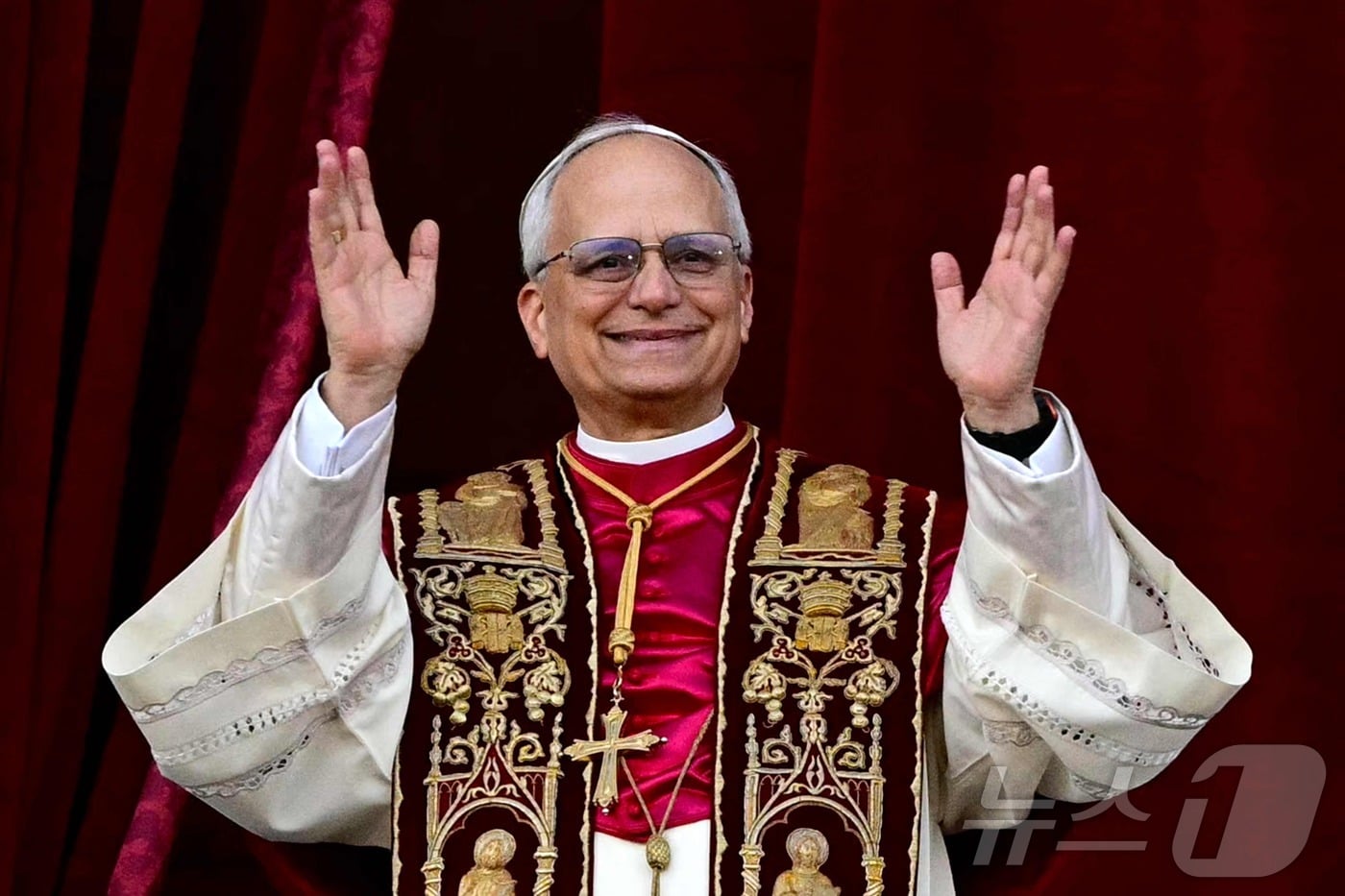 로버트 프랜시스 프레보스트 새 교황이 8일(현지시간) 첫 미국인 출신으로 처음 제267대 교황에 선출된 뒤 즉위 명 '레오 14세'로 바티칸의 성 베드로 대성당 발코니에 나와 인사를 하고 있다. 2025.5.9 ⓒ AFP=뉴스1 ⓒ News1 우동명 기자