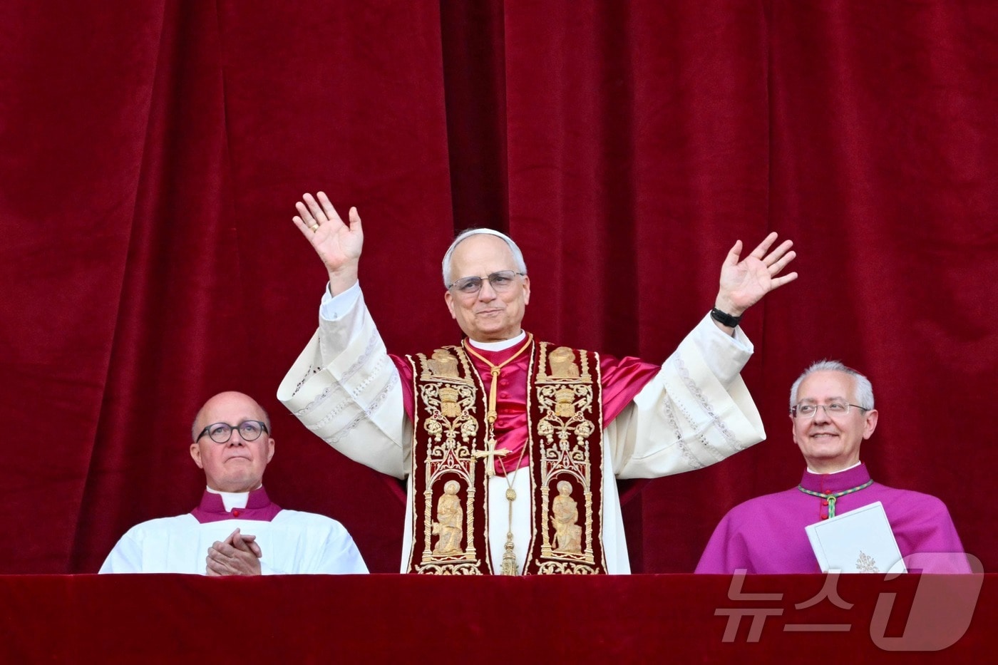 버트 프랜시스 프레보스트 새 교황이 8일(현지시간) 첫 미국인 출신으로 제267대 교황에 선출된 뒤 즉위 명 '레오 14세'로 바티칸의 성 베드로 대성당의 발코니에 나와 인사를 하고 있다. 2025.05.09 ⓒ AFP=뉴스1 ⓒ News1 우동명 기자