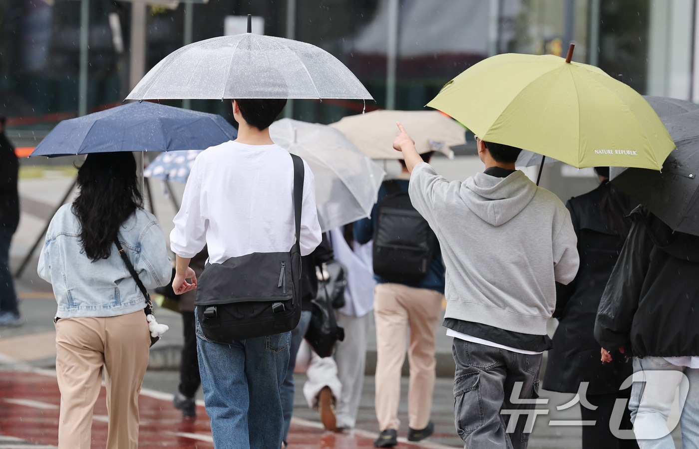 서울 광화문네거리에서 우산을 쓴 시민들이 출근하고 있다. 2025.5.9/뉴스1 ⓒ News1 임세영 기자