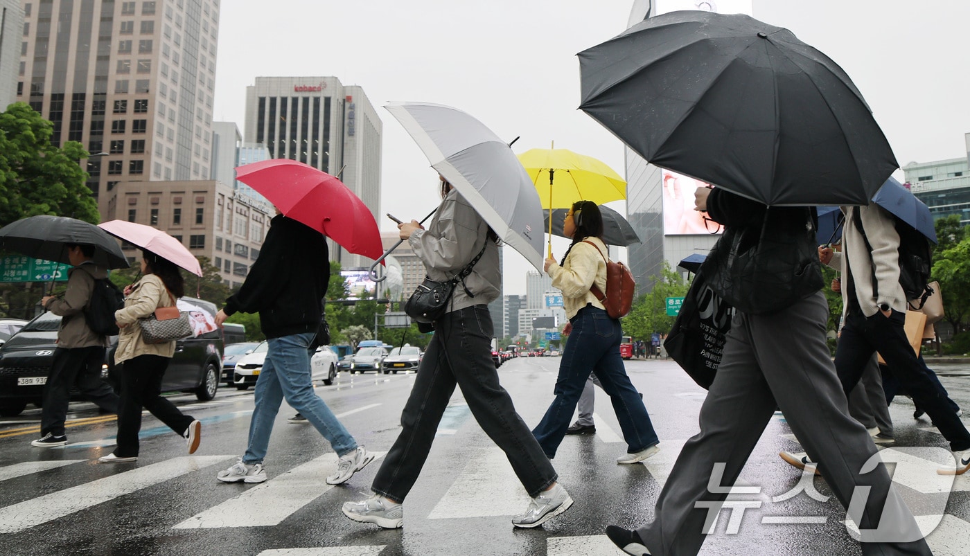 전국 대부분 지역에 비가 내린 9일 오전 서울 광화문네거리에서 우산을 쓴 시민들이 출근하고 있다. 2025.5.9/뉴스1 ⓒ News1 임세영 기자