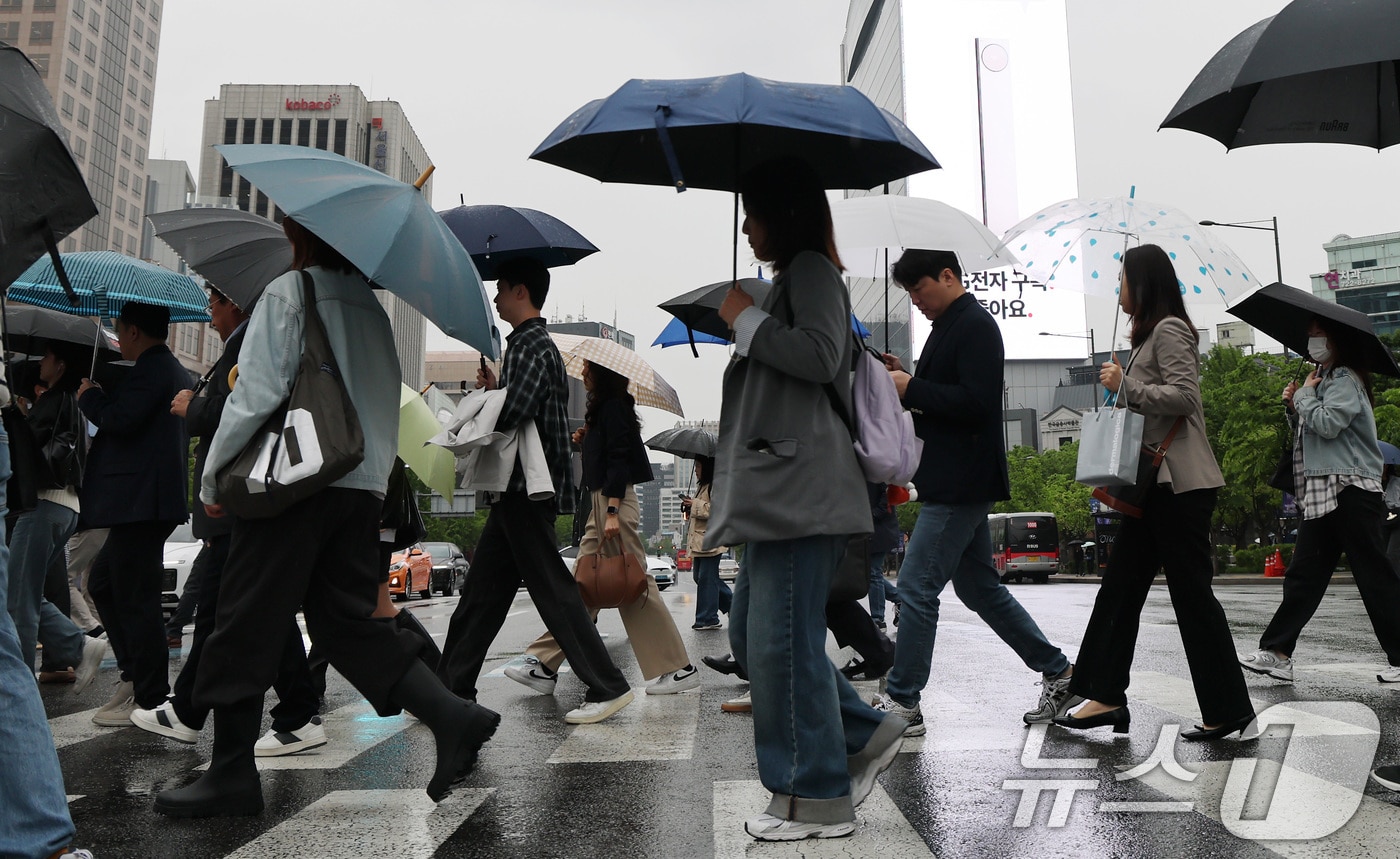 전국 대부분 지역에 비가 내린 9일 오전 서울 광화문네거리에서 우산을 쓴 시민들이 출근하고 있다. 2025.5.9/뉴스1 ⓒ News1 임세영 기자