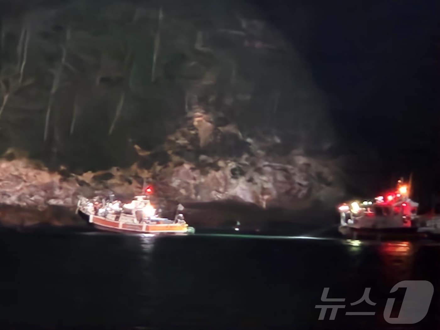 8일 오후 11시 2분쯤 전남 여수시 화정면 해상에서 낚시어선이 좌초돼 해경이 구조 작업을 벌이고 있다.(여수해경 제공. 재판매 및 DB 금지)