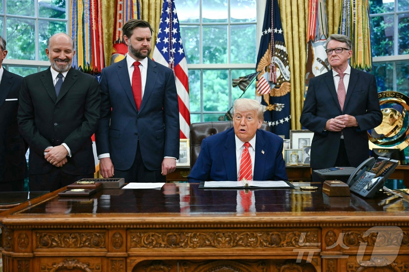도널드 트럼프 미국 대통령이 8일(현지시간) 하워드 러트닉 미국 상무부 장관(좌), JD 밴스 미국 부통령(좌측 두 번째), 피터 맨델슨 주미 영국 대사(맨 오른쪽)와 함께 워싱턴DC 백악관 집무실에서 영국과 무역 합의 발표를 하고 있습니다. 2025.05.08 ⓒ AFP=뉴스1 ⓒ News1 류정민 특파원