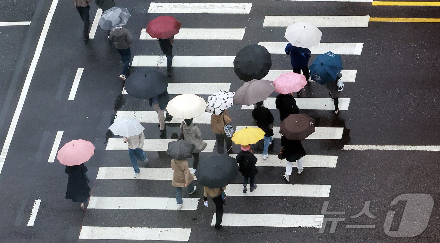 전국 대부분 지역에 비가 내린 9일 오후 서울 종로구 종각역 인근에서 우산을 쓴 시민들이 발걸음을 옮기고 있다. 2025.5.9/뉴스1 ⓒ News1 김진환 기자