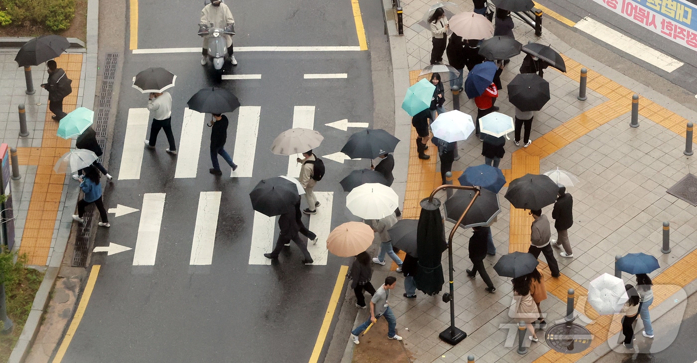 전국 대부분 지역에 비가 내린 9일 오후 서울 종로구 종각역 인근에서 우산을 쓴 시민들이 발걸음을 옮기고 있다. 2025.5.9/뉴스1 ⓒ News1 김진환 기자