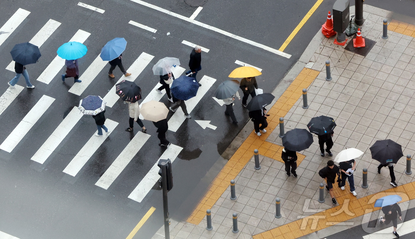 전국 대부분 지역에 비가 내린 9일 오후 서울 종로구 종각역 인근에서 우산을 쓴 시민들이 발걸음을 옮기고 있다. 2025.5.9/뉴스1 ⓒ News1 김진환 기자