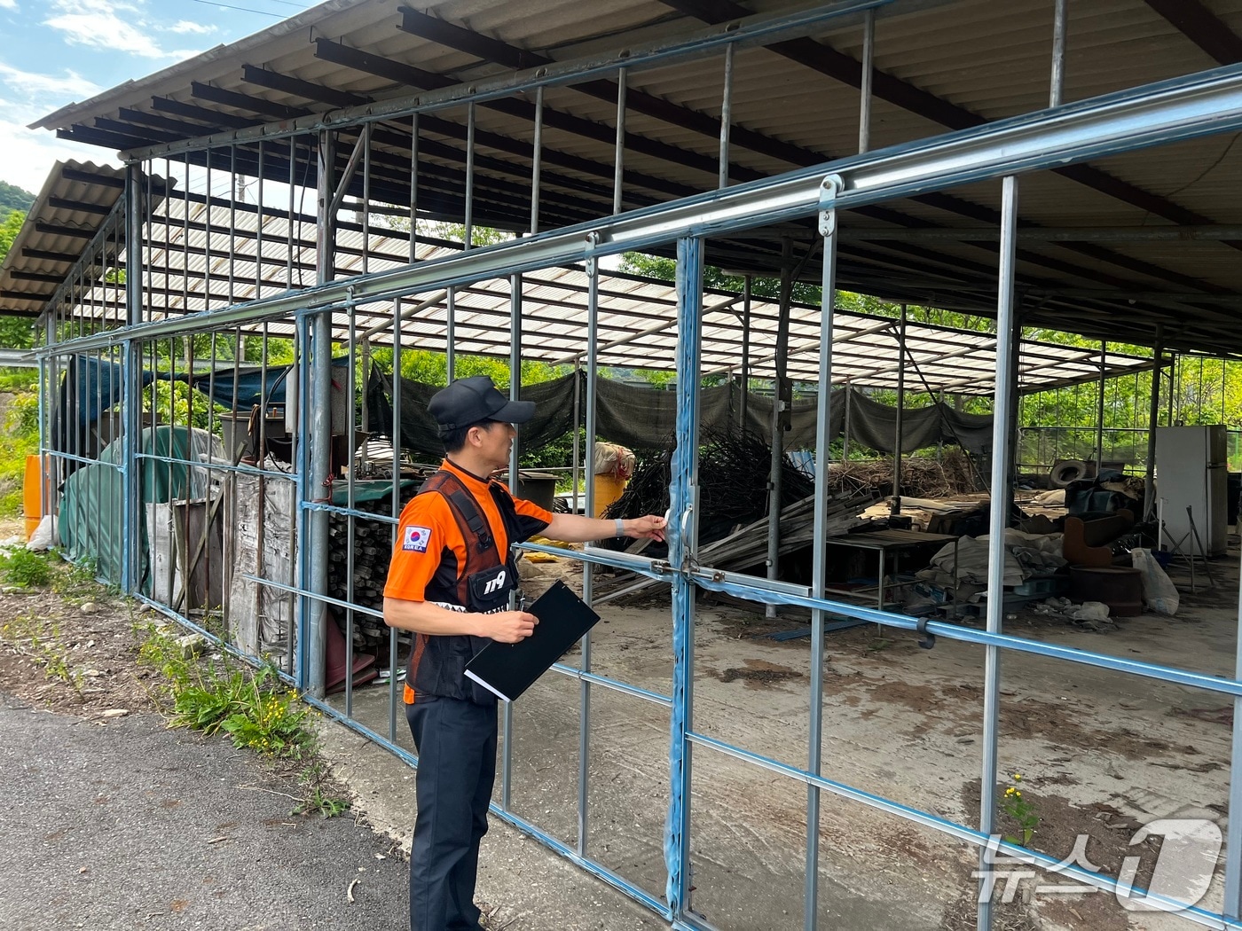 전북소방본부는 6월 30일까지 화재위험성이 높은 돈사·계사 331개소를 대상으로 화재안전조사를 실시한다고 9일 밝혔다.&#40;전북소방 제공. 재판매 및 DB금지&#41; 