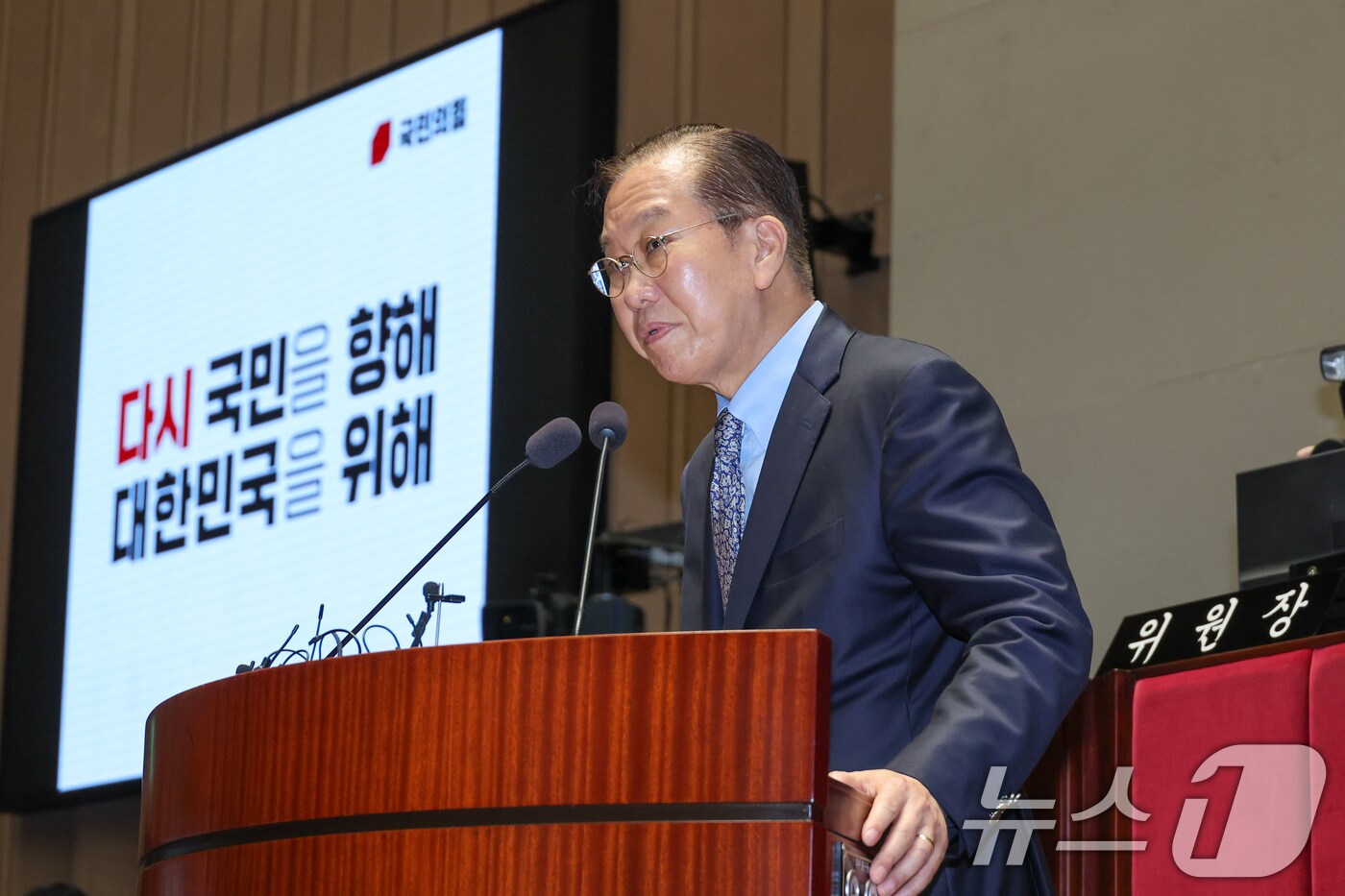 김문수 국민의힘 대통령 후보가 9일 서울 여의도 국회에서 열린 의원총회에서 지도부를 향해 "무소속을 당 후보 만들려 불법부당 수단 동원, 중단하라＂며 입장을 밝히자 권영세 비대위원장이 ＂대단히 실망스럽다＂고 발언한 뒤 의총장을 떠나고 있다. 2025.5.9/뉴스1 ⓒ News1 안은나 기자