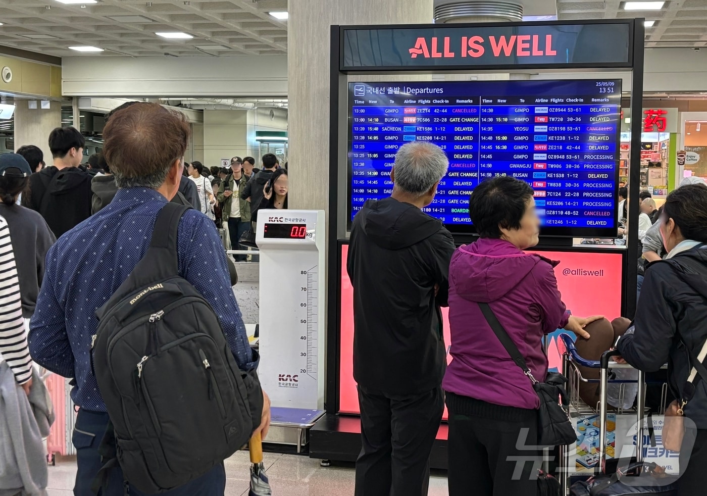 9일 제주에 강풍특보가 발효 중인 가운데 제주국제공항 3층이 이용객들로 붐비고 있다. 이날 오후 1시 기준 제주를 기점으로 한 항공편 68편이 결항되고 70편은 지연됐다.2025.5.9/뉴스1 ⓒ News1 홍수영 기자