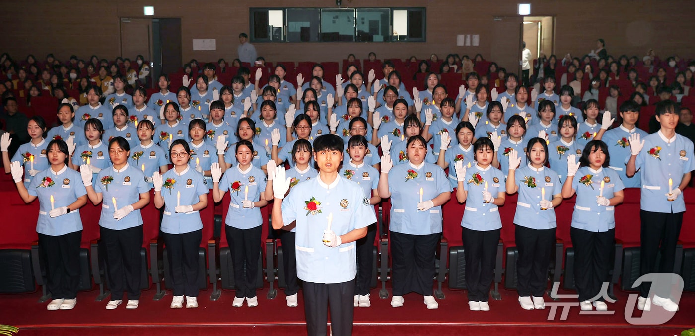 국립공주대학교(총장 임경호) 간호보건대학 간호학과는 9일 국립공주대학교 백제교육문화관 컨벤션홀에서 제63회 나이팅게일 선서식 행사를 가졌다.(국립공주대학교 제공. 재판매 및 DB 금지) 2025.5.9/뉴스1