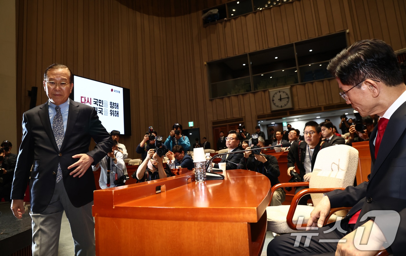 김문수 국민의힘 대통령 후보가 9일 서울 여의도 국회에서 열린 의원총회에서 지도부를 향해 "무소속을 당 후보 만들려 불법부당 수단 동원, 중단하라＂며 입장을 밝히자 권영세 비대위원장이 ＂대단히 실망스럽다＂고 발언한 뒤 의총장을 떠나고 있다. 2025.5.9/뉴스1 ⓒ News1 김민지 기자