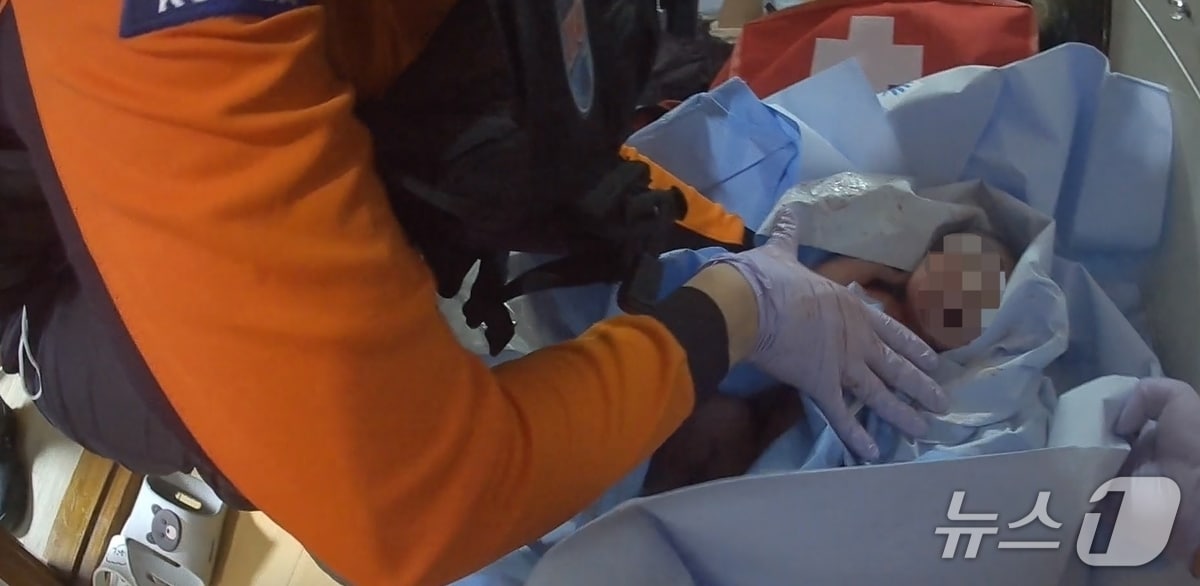 지난 8일 오후 대구 달서구 신당동의 한 주택에서 119 구급대원의 도움으로 20대 외국인 산모가 무사히 분만했다.(대구 강서소방서 제공, 재판매 및 DB 금지)