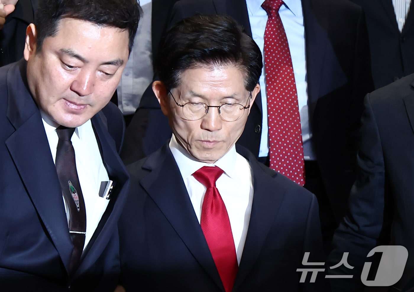김문수 국민의힘 대통령 후보가 9일 오전 서울 여의도 국회에서 열린 의원총회에서 굳은 표정으로 나오고 있다. 2025.5.9/뉴스1 ⓒ News1 김민지 기자