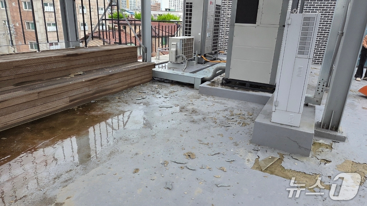 9일 오후 1시 30분쯤 광주 남구 월산4동 행정복지센터 옥상 방수자재가 찢겨있는 모습.(광주 남구 제공. 재판매 및 DB 금지)