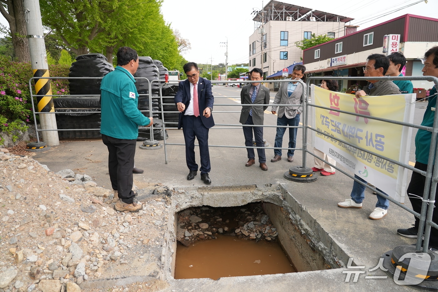 김기웅 서천군수가 비인면 성내리 우수관 준ㅛㅓㄹ공사 현장을 점검하고 있다.(서천군 제공, 재판매 및 DB 금지)/뉴스1