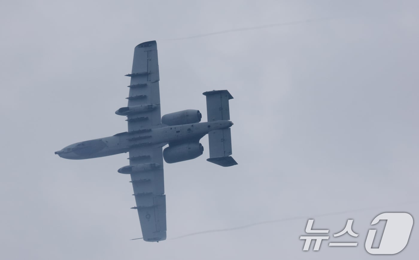 9일 경기 평택시 주한미군 오산공군기지에서 열린 '오산 에어파워데이 2025 미디어데이'에서 미 공군 A-10 공격기가 시범 비행을 하고 있다. 2025.5.9/뉴스1 ⓒ News1 김영운 기자