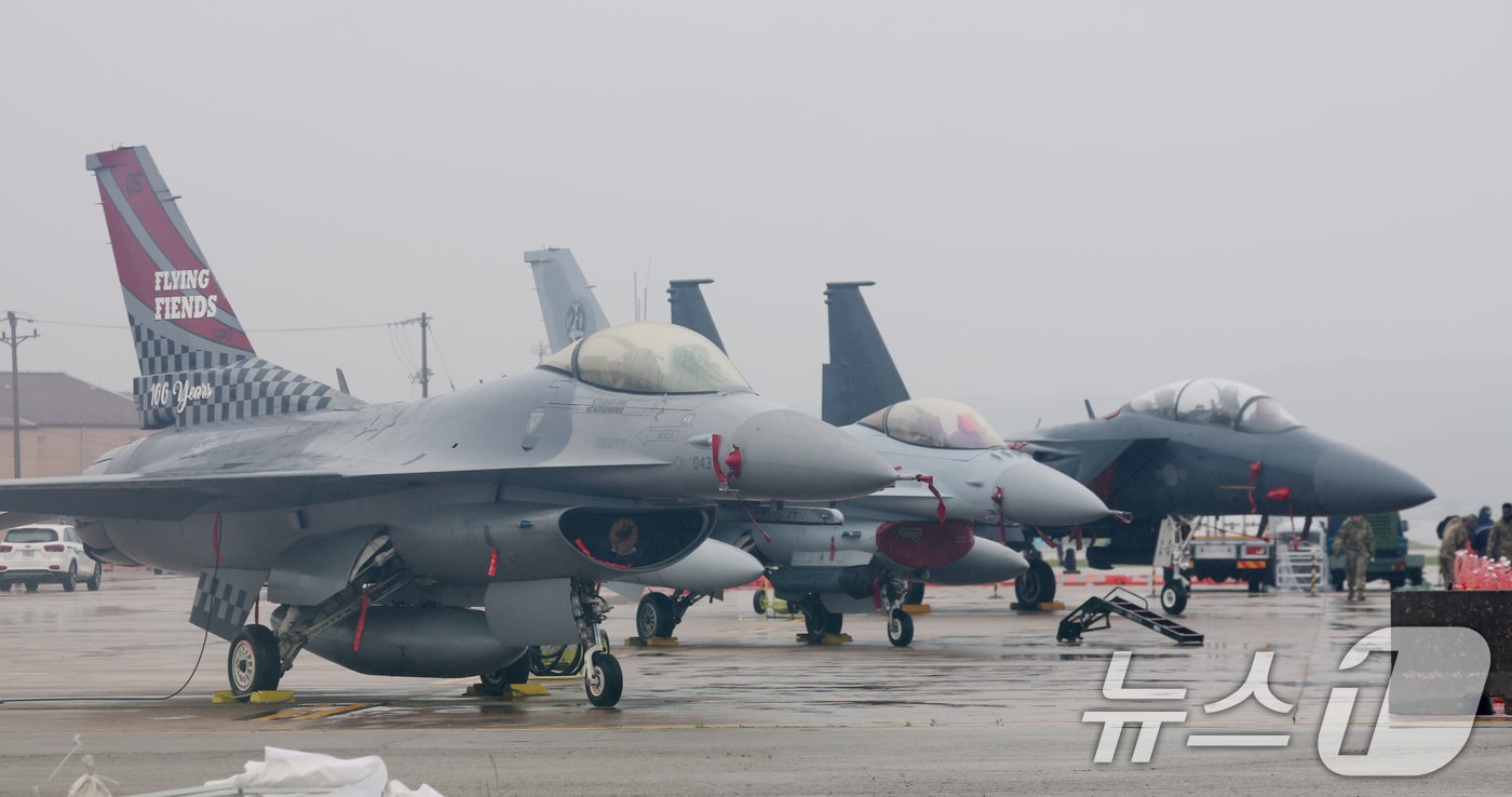 지난 9일경기 평택시 주한미군 오산공군기지에서 열린 '오산 에어파워데이 2025 미디어데이'에서 공개 된 미 공군 F-16과 대한민국 공군 F-16, F-15K 모습.  2025.5.9/뉴스1 ⓒ News1 김영운 기자