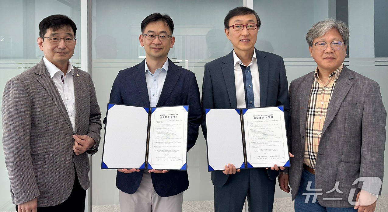 이재현 대구대 창업지원단장(왼쪽 두번째), 권혁일 특허법인 지평 대구사무소장 겸 이룸아이피티 대표(왼쪽 세 번째) 등 관계자들이 업무협약을 체결한 뒤 기념촬영하고 있다. (대구대 제공.재판매 및 DB금지)