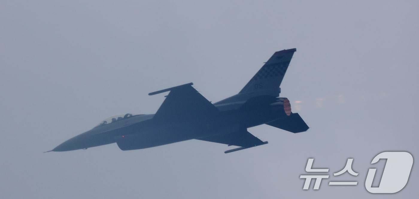 9일 경기 평택시 주한미군 오산공군기지에서 열린 '오산 에어파워데이 2025 미디어데이'에서 태평양공군사령부 F-16이 특수 비행을 하고 있다. 2025.5.9/뉴스1 ⓒ News1 김영운 기자