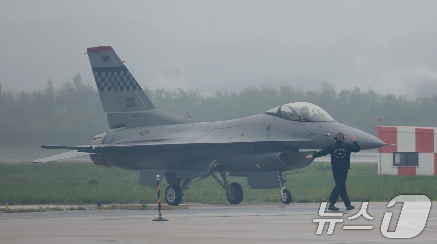 9일 경기 평택시 주한미군 오산공군기지에서 열린 '오산 에어파워데이 2025 미디어데이'에서 태평양공군사령부 F-16이 특수 비행을 마치고 착륙하고 있다. 2025.5.9/뉴스1 ⓒ News1 김영운 기자