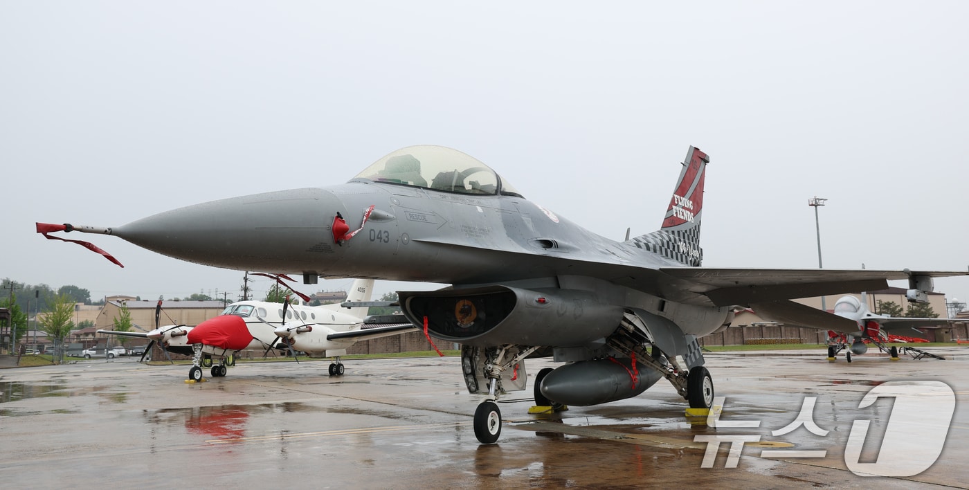 9일 경기 평택시 주한미군 오산공군기지에서 열린 '오산 에어파워데이 2025 미디어데이'에서 미 공군 F-16이 공개되고 있다. 2025.5.9/뉴스1 ⓒ News1 김영운 기자