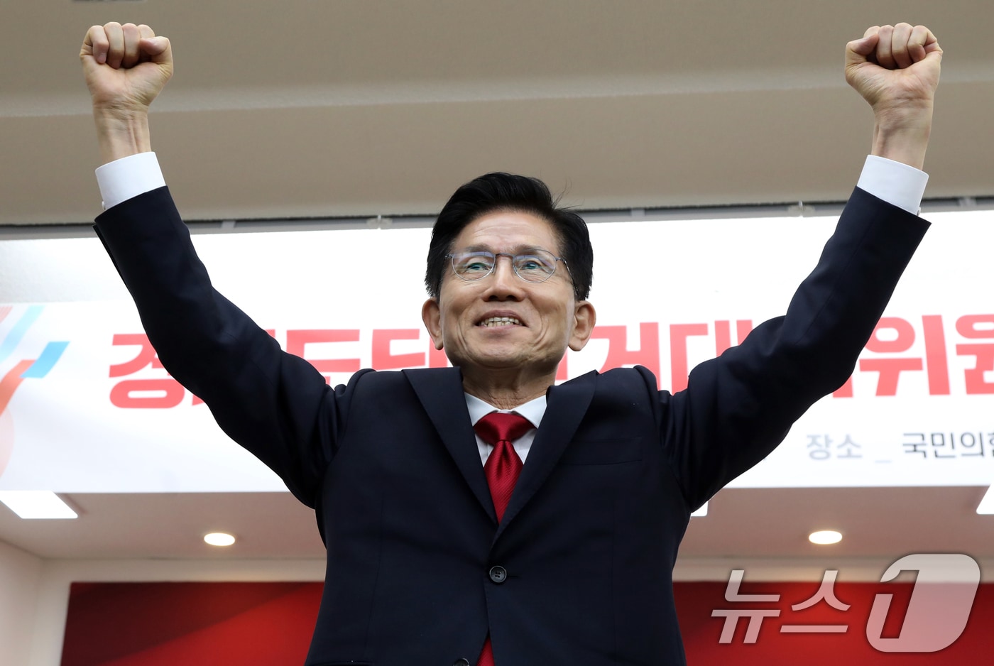 김문수 국민의힘 대통령 후보가 9일 경기 수원시 국민의힘 경기도당에서 열린 경기도당 선거대책위원회 발대식에서 주먹을 불끈 쥐어보이고 있다. (김문수 캠프 제공. 재판매 및 DB 금지) 2025.5.9/뉴스1 ⓒ News1 김민지 기자