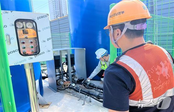 코레일 부산경남본부 직원이 폭염에 대비해 선로의 자동살수장치를 점검하고 있다.(코레일 부산경남본부 제공. 재판매 및 DB 금지)