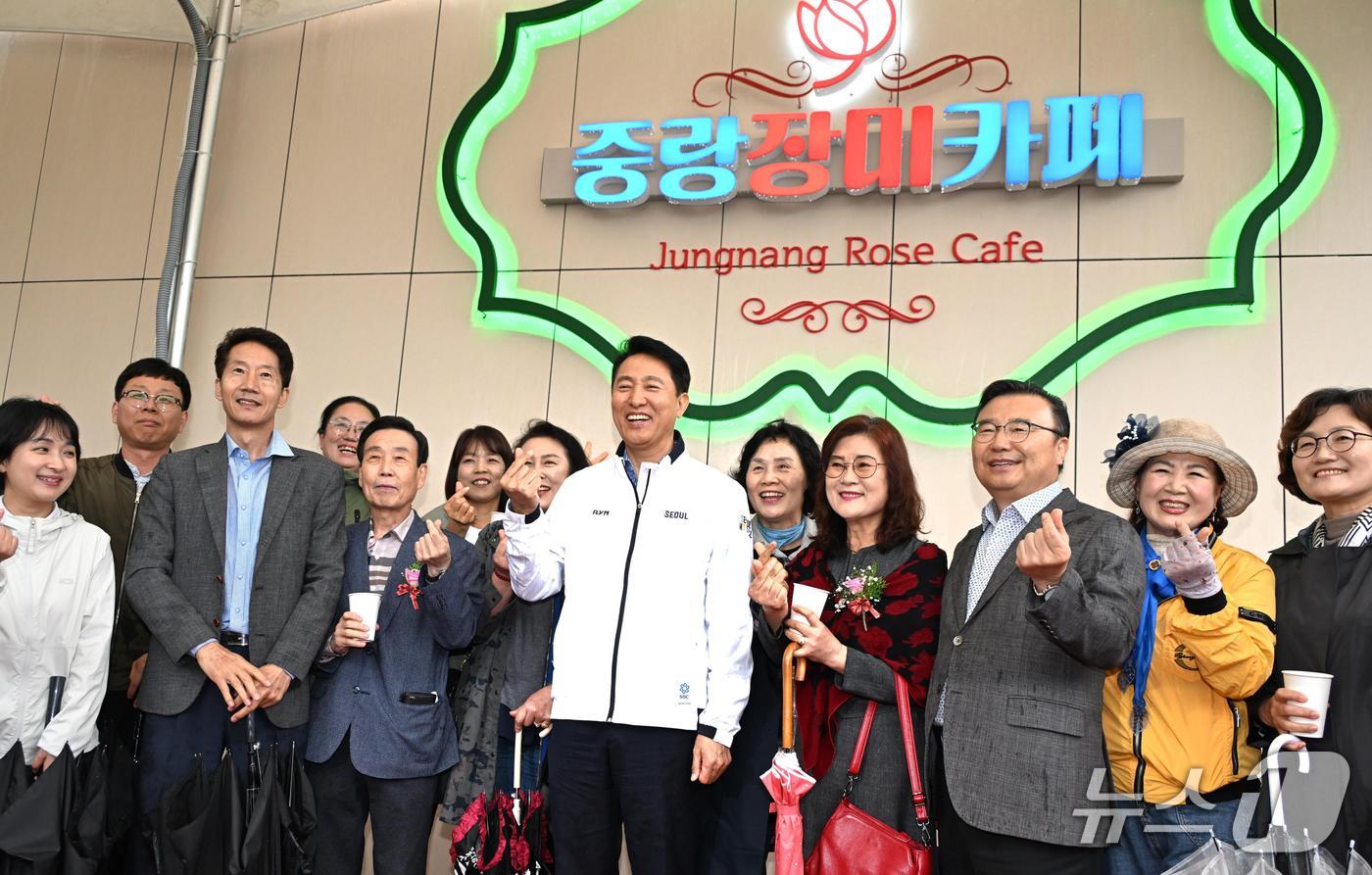 오세훈 서울시장이 9일 오후 중랑장미공원에서 열린 묵동천 수변활력거점 개장행사에서 시민들과 기념촬영을 하고 있다.(서울시 제공)