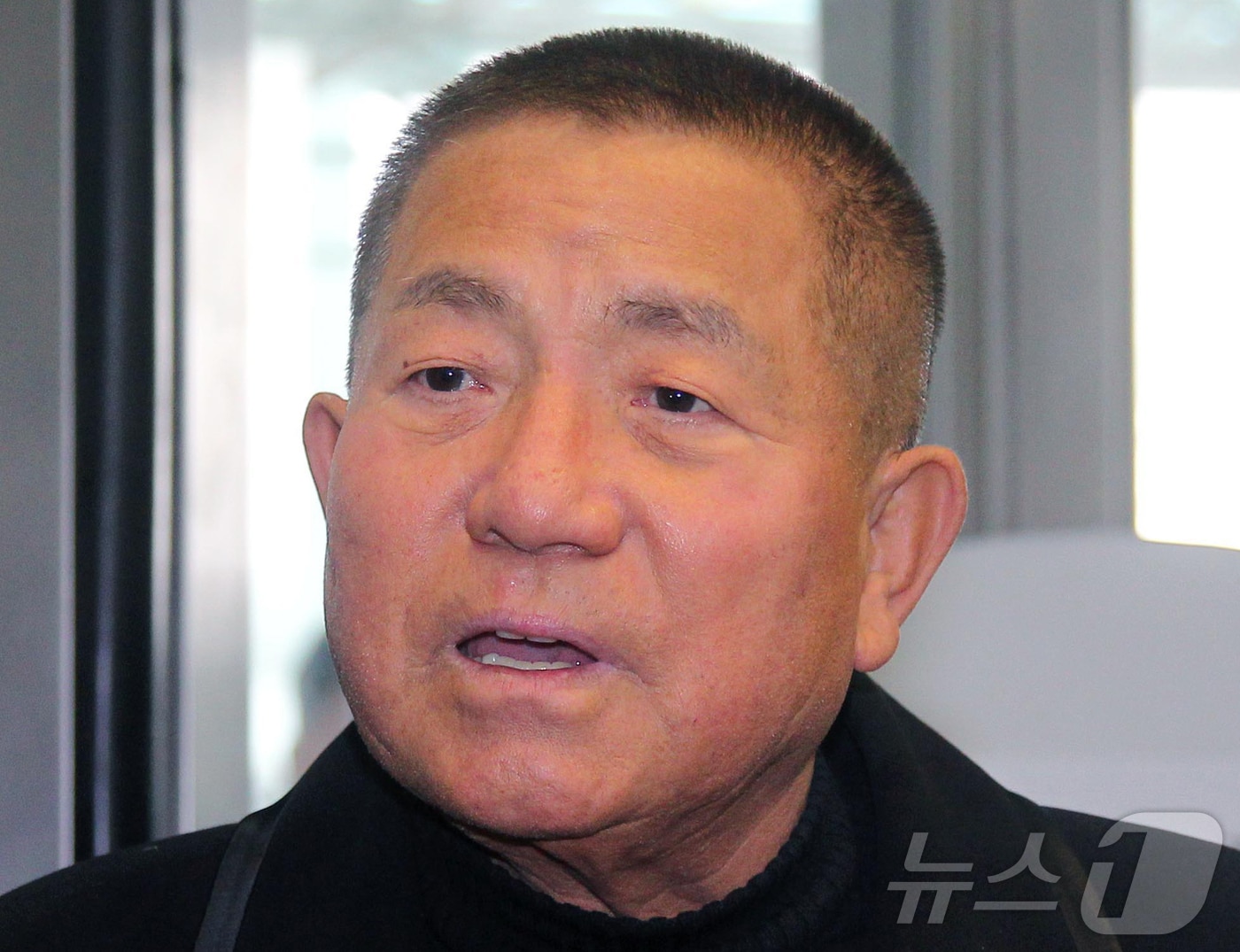 ‘뽀빠이 아저씨’로 알려진 방송인 이상용&#40;81&#41;씨가 9일 오후 별세했다. 소속사 이메이드엔터테인먼트 관계자에 따르면 이씨는 오늘 오후 12시 45분쯤 서울 서초구 자택 인근 병원을 다녀오는 길에 갑자기 쓰러졌고, 응급실로 이송됐지만 결국 세상을 떠났다. 1944년 4월 충남 서천에서 태어난 고인은 고려대학교 임학과를 졸업한 뒤 1971년 CBS 기독교방송 MC로 방송계에 본격 데뷔했다. 이후 KBS의 인기 어린이 노래 프로그램인 &#39;모이자 노래하자&#39;의 진행을 맡으며 &#39;뽀빠이&#39;란 별칭으로 이목을 집중시켰다. 1989년부터는 MBC 군인 위문 예능 프로그램 &#39;우정의 무대&#39;의 MC를 맡아 국민적 인기를 끌었다. 사진은 지난 2015년 당시 이상용 씨. &#40;뉴스1 DB&#41; 2025.5.9/뉴스1 ⓒ News1 김진환 기자